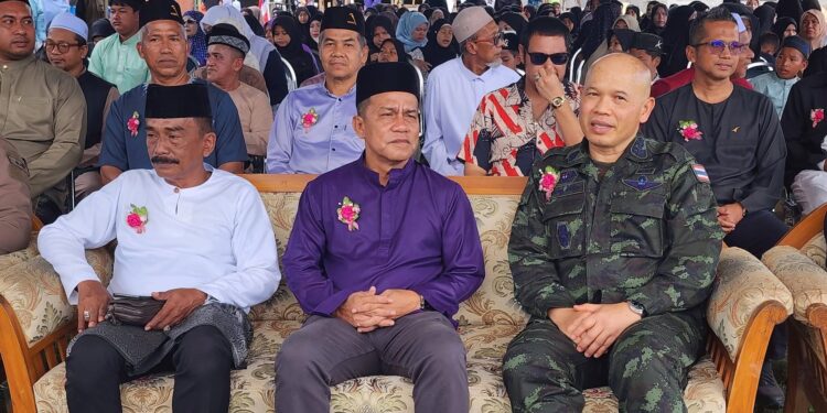 อบต.อาซ่อง สร้างสุขเติมพลังใจเด็กด้อยโอกาส ศูนย์สันติวิธีและโรงเรียนการเมืองสนับสนุนแจกไอศกรีม-ของขวัญ มอบรักให้เยาวชน