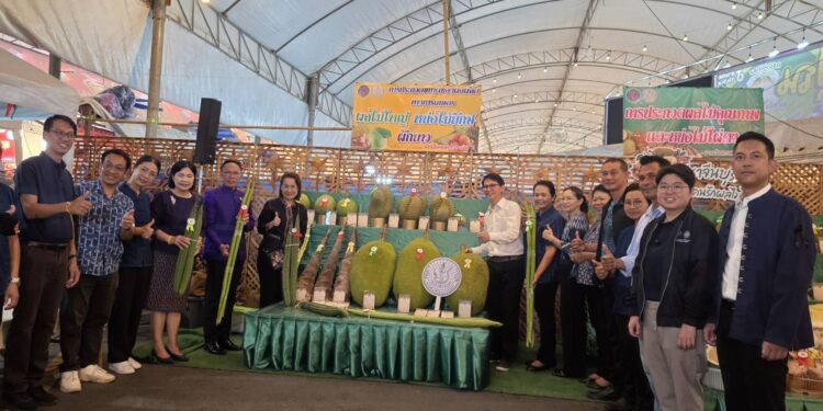 ปราจีนบุรี พลิกวิกฤตสยบดราม่า เปิดงานงานวันเกษตรปราจีนบุรี ครั้งที่ 60 เปิดฉากสุดคึกคัก คนทะลักช่วงค่ำจรดดึก แห่ชิมทุเรียน GI แท้ ๆๆยอดจองเกลี้ยงพรีเมียมลูกละแสน