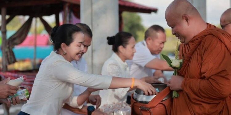 อำนาจเจริญ “รมต.สุขสมรวย” ร่วมทำบุญตักบาตร เนื่องในวันวิสาขบูชา สืบสานพระพุทธศาสนา
