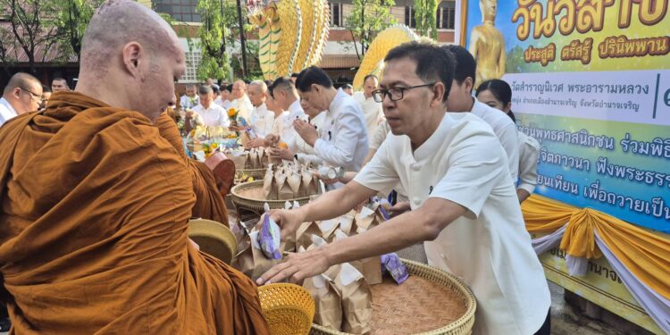 อำนาจเจริญ พ่อเมืองนำพุทธศาสนิก ชน ร่วมกันออกมาทำบุญตักบาตรเนื่องในวันวิสาขบูชา วันสำคัญทางพระพุทธศาสนาและวันสำคัญของโลก
