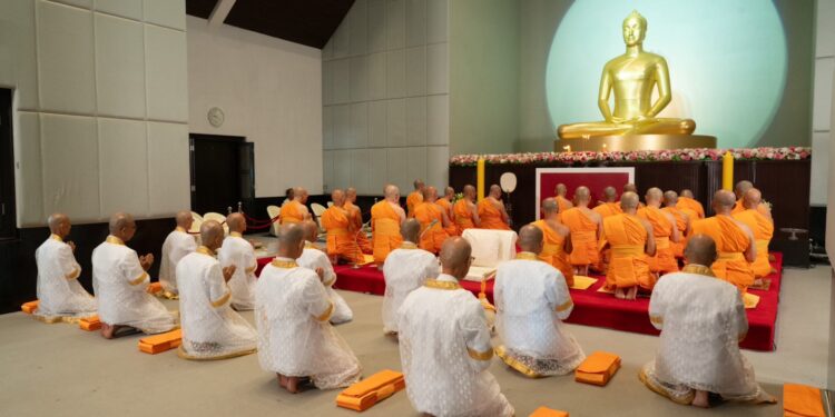 ปทุมธานี วัดพระธรรมกาย จุดวิสาขประทีปพร้อมฉลองเทศกาลวิสาขบูชานานาชาติร่วมกับ 15 ประเทศ บวชอุทิศชีวิต 19 รูป