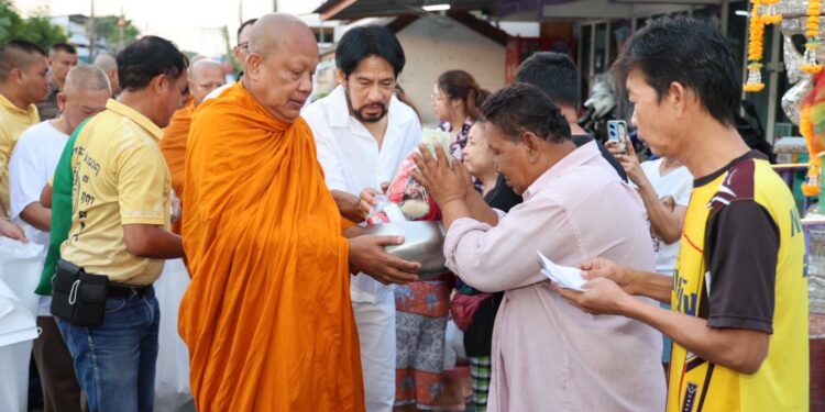 สมุทรปราการ เจ้าคุณแจ้ นำคณะสงฆ์วัดบางพลีใหญ่กลางบิณฑบาต 3 สายเนื่องในวันวิสาขบูชา พร้อม บิณฑ์ บรรลือฤทธิ์ ร่วมสร้างสีสันแห่งบุญ