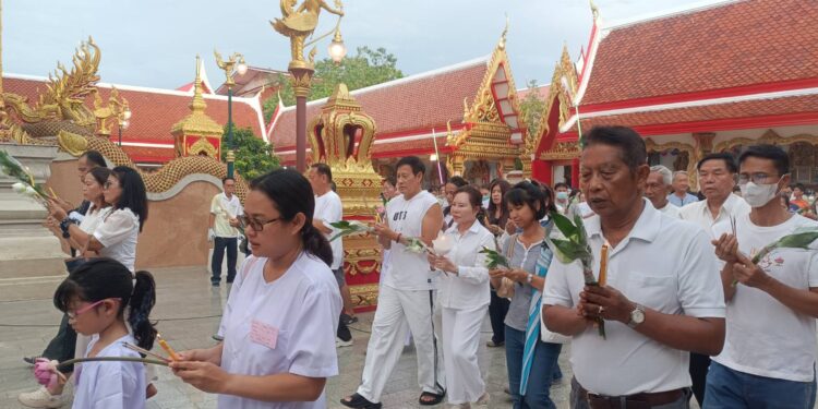 สมุทรปราการ ชาวบางพลีแห่ร่วมกิจกรรมเวียนเทียนวัดบางพลีใหญ่กลางจำนวนมาก