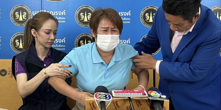       น้ำตาสาวเหนือ จำนำมือถือเป็นค่ารถจากเชียงใหม่มาร้องขอความเป็นธรรมมูลนิธิดัง 