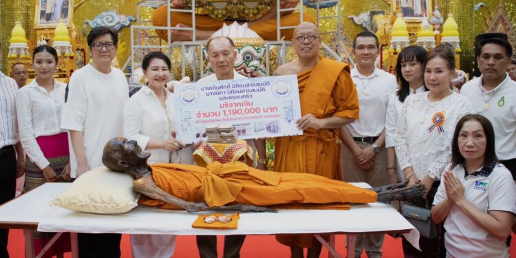 นครปฐม ศิลปินดารา คนดัง นักธุรกิจ ศิษย์ สาธุชน รวมพลสืบสานวิสาขบูชารำลึก ไหว้ครูบูรพาจาร หลวงพ่อพูลละสังขาร 20 ปี