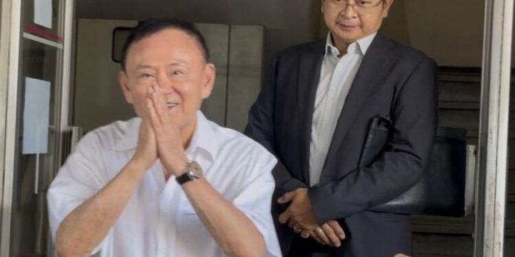ไม่มีอภิสิทธิ์.. “ทักษิณ” รายตัวครั้งแรก ติดกำไล EM คุมประพฤติฯ