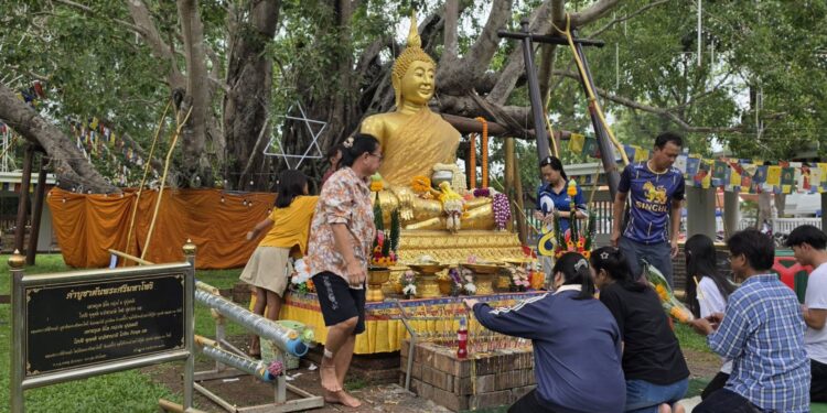 ปราจีนบุรี ฮือฮา หนุ่มสาวฉันทนาบุกวัดต้นโพธิ์ แห่ขอพรสิริมงคลวันแรงงาน ชมจุดบั้งไฟใกล้กรุงฯ สนั่นปราจีนฯ ถวายพุทธบูชาขอฝนต้นพระศรีมหาโพธิ์