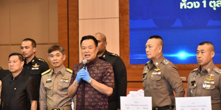 นายกฯ พร้อม ผบ.ตร. ร่วมแถลงผลการปราบปรามเครือข่ายยาเสพติดของ ตร ห้วง 8 เดือน จับกุมกว่า 180,000 คดี ยึดยาบ้า 915 ล้านเม็ด ไอซ์ 34,116 กิโลกรัม เฮโรอีน 756 กิโลกรัม อายัดทรัพย์ กว่า 7.1พันล้านบาท