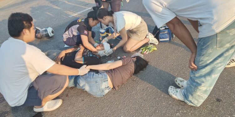 หนุ่มขับกระบะหลับใน พุ่งชน 2 หนุ่มสาวโรงงานเจ็บคาสี่แยกไฟแดงนิคม 304