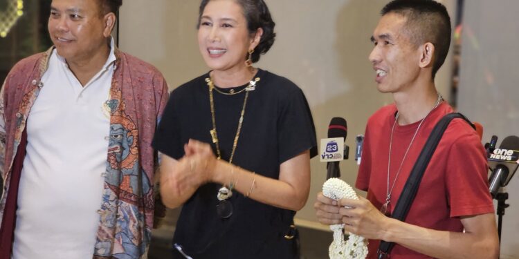 เซียนพระ “มหาหนึ่ง” หอบมาลัยขอขมา “มาดามเก่ง” หลังให้สัมภาษณ์เรื่องโดนมาดามเก่งอุ้มทวงหนี้ ด้านมาดามเก่งรับขอขมาพร้อมยกหนี้ที่เหลืออีก 7 ล้านบาทให้ทั้งหมด