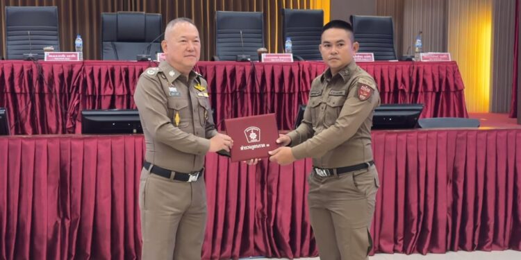 บิ๊กหนุ่มภาค 3 มอบเกียรติบัตร 6 ตำรวจ สภ.หมูสี ฮีโร่ช่วยชีวิตชายหัวใจหยุดเต้นกลางโรงพัก ชาวเน็ตแห่ชื่นชม