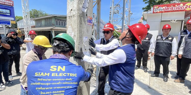 ปทุมธานี นายก อบต.คลองสามร่วมกับการไฟฟ้ารื้อถอนเสาไฟฟ้าต้นสุดท้ายช่วงที่ 1 ออกจากถนนคลองสามนำระบบไฟฟ้าเคเบิลใต้ดินพร้อมปรับปรุงภูมิทัศน์ให้เป็นถนนที่สวยงาม