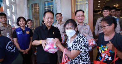 ผู้ว่าฯ ชลบุรี ร่วมกับนายอำเภอเมืองชลบุรี และภาคประชาชน ส่งมอบเครื่องอุปโภคบริโภค “ตู้ปันสุข” บรรเทาความเดือดร้อนแก่ประชาชน