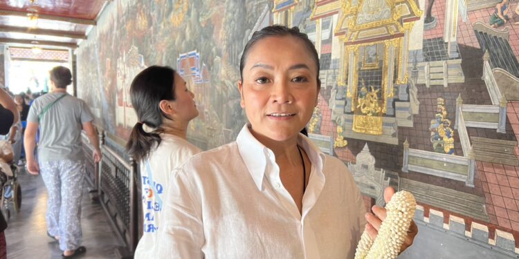 ดร.มัลลิกา สักการะศาลหลักเมือง พระแก้วมรกต พระสยามเทวาธิราช เชื่อเป็นหลักแห่งความมั่นคง พร้อมลุย”ฟู้ดสตรีพาราไดซ์ขาย7วันหมุน24ชม.“รับความมั่นคงอาชีพประชาชน 