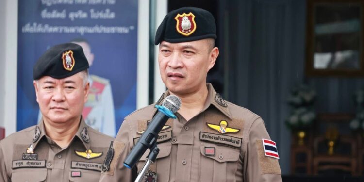 รองจเรตำรวจแห่งชาติตรวจเยี่ยม สภ.เมืองระนอง กำชับ  ผู้บังคับบัญชากำกับดูแลผู้ใต้บังคับบัญชาให้เป็นตำรวจน้ำดี ไม่ทำผิดอาญา-วินัยร้ายแรง คาดโทษหากปล่อยปละละเลย