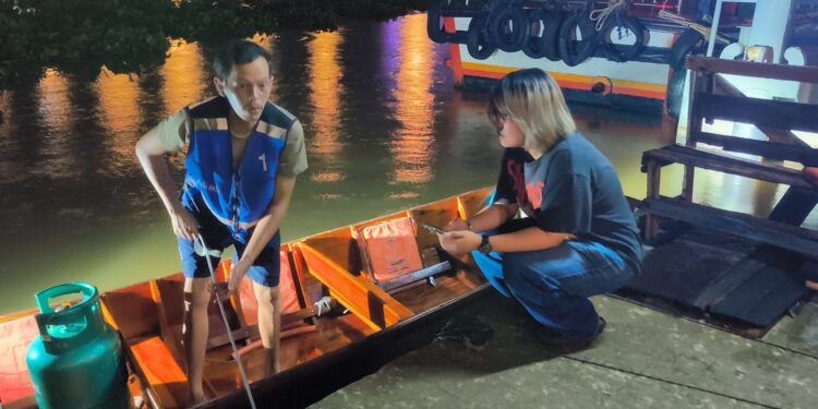 เจ้าของเรือรับจ้าง ถูกชายวัยรุ่น 2 คน สตาร์ทเรืออีแปะ คาดตั้งใจขโมย ก่อนขับไม่ได้ปล่อยเรือลอยกลางแม่น้ำชนโป๊ะพังยับ ทิ้งเหล้าไว้ดูต่างหน้า