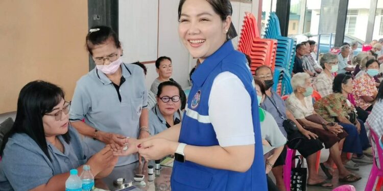 สจ.กิ๊บ คนดัง ตื่นแต่เช้าเพื่อจัดเตรียมอาหารและของว่างไปมอบให้กับผู้สูงอายุ