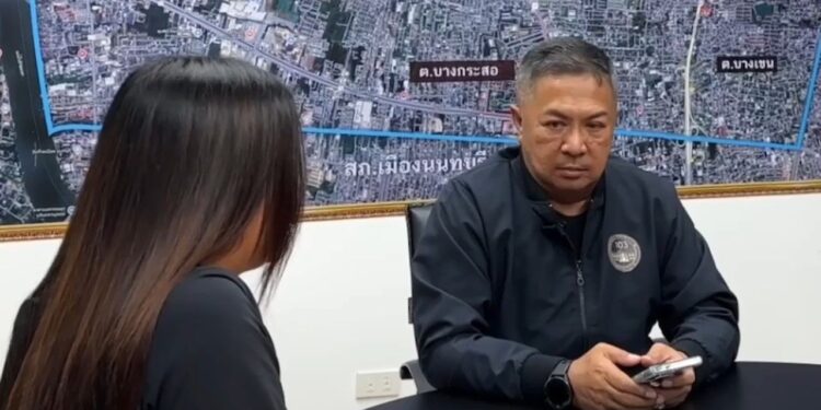 แพ้เสียงแตร เก๋งหัวร้อน ถูก รถจยย.บีบแตรเตือน ขณะแทรกเลนแยกสนามบินน้ำ ขับจี้ท้าย ก่อนลงมาชกต่อย-มีดแทงเจ็บสาหัส