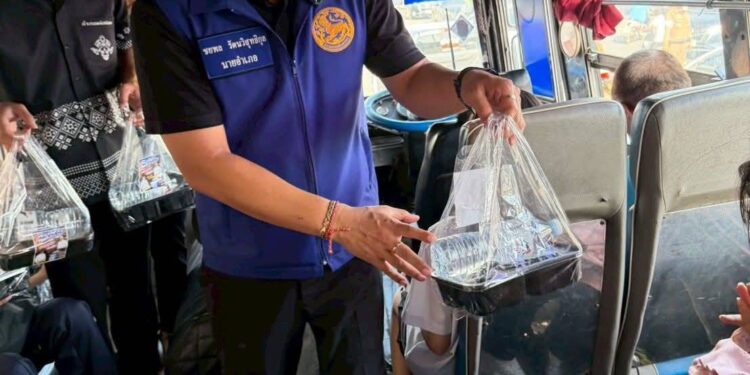 อำเภอพนัสนิคมขับเคลื่อนนโยบาย “ไทยช่วยไทย” แจกข้าวกล่องบรรเทาค่าครองชีพประชาชน