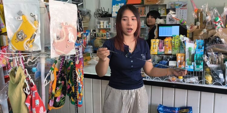 นนทบุรี วงจรปิด โผล่อีก แขกขาวตระเวนใช้มุกให้แบงค์พันขอคืน หลอกแม่ค้างง ก่อนเชิดเงินทอนพร้อมของหนีลอยนวล
