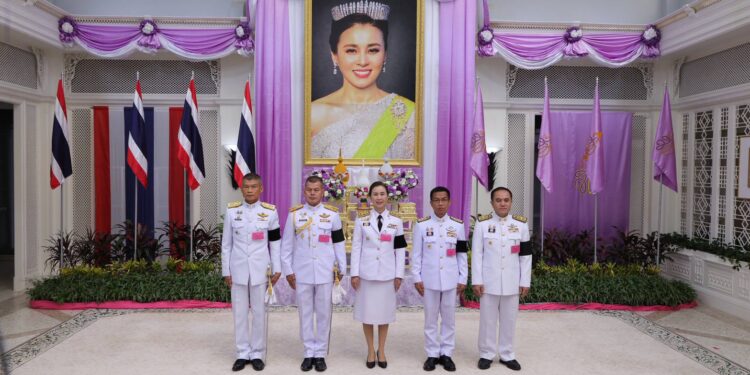 สกลนคร ลงนามถวายพระพรสมเด็พระราชินีที่พระตำหนักภูพานราชนิเวศน์
