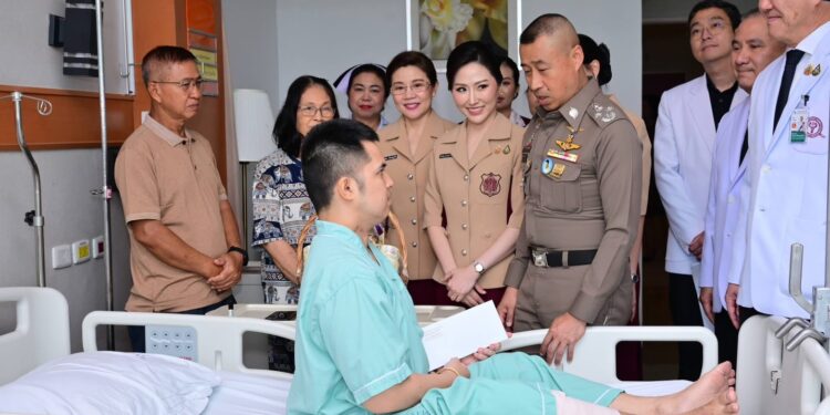       รอง ผบ.ตร. พร้อมอุปนายกสมาคมแม่บ้านตำรวจ เยี่ยมให้กำลังใจพร้อมมอบเงินและสิ่งของช่วยเหลือข้าราชการตำรวจที่ได้รับบาดเจ็บจากการปฏิบัติหน้าที่
