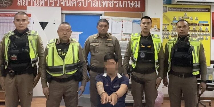 รวบหนุ่มพะเยา หนีหมายจับร่วมกันฉ้อโกงฯ 3 หมาย สอบถามรับว่าบอกว่าไม่รู้เรื่องคดีแค่เปิดบัญชีให้เพื่อนเท่านั้น
