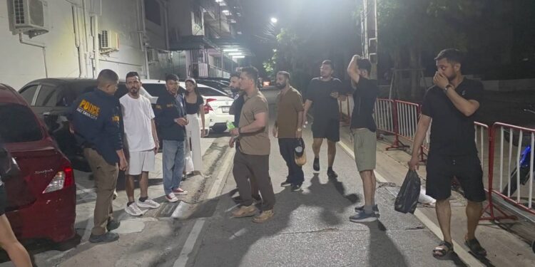 แก๊งขายสมุนไพรชาวปากีสถานไม่จบ เปิดศึกตะลุมบอนรอบสองหน้าโรงพักพัทยา ตำรวจห้ามวุ่น จับเข้าห้องขังทำประวัติ 3 ราย