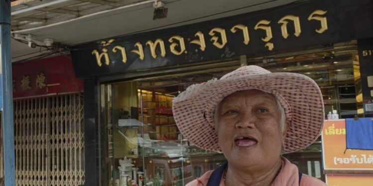 ปราจีนบุรี อิ่มอร่อย เสียงสะท้อนจากรากหญ้า ป้าเป้า แม่ค้าคอหมูย่างเตาถ่านปราจีนฯ ครวญพิษเศรษฐกิจ กำไรเหลือวันละ 200 บาท วอนรัฐเยียวยาผ่าน “บัตรสวัสดิการฯ” พร้อมเผยสูตรเด็ดไม่มีกั๊ก