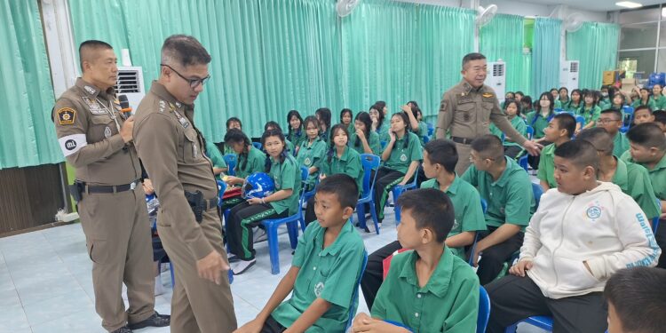สมุทรปราการ-ตำรวจสมุทรปราการ บูรณาการความร่วมมือภาคีเครือข่าย ฝึกอบรมเสริมสร้างความรู้ความปลอดภัยในการใช้รถ ใช้ถนน ปลูกฝังวินัยจราจรให้กับนักเรียนระดับมัธยมศึกษารุ่นที่ 3