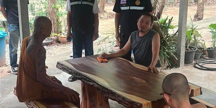 ชัยภูมิ ชุมยิ่งกว่ายุงยาบ้าระบาดหนักบุกจับสึกเจ้าอาวาสพร้อมพระลูกวัดอีก 2 รูป ขยายผลน้าคลั่งยาทำร้ายหลาน 12 ปี