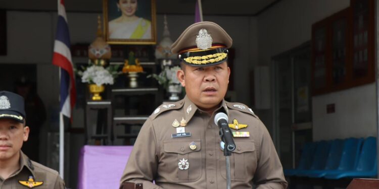 แม่ฮ่องสอน ผู้บัญชาการตำรวจภูธรภาค 5 แถลงข่าวสรุปผลการดำเนินงาน ยุทธการ “พิทักษ์เมืองปาย ทลายนอมินี” บุกตรวจค้นเป้าหมาย 5 จุด ในพื้นที่อำเภอปาย จับกุมชาวต่างชาติแฝงถือหุ้นและดำเนินคดีนอมินี