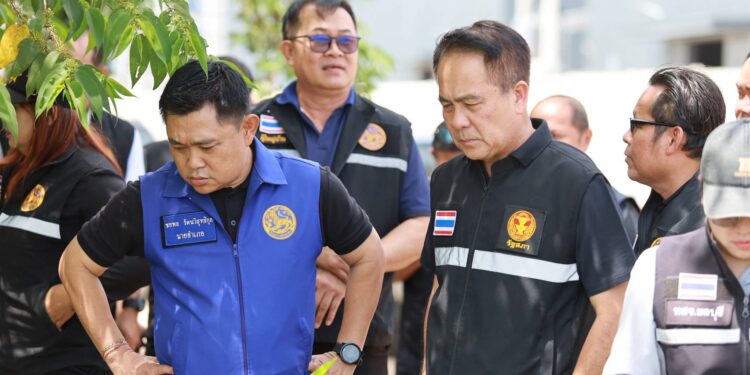 สส.ชลบุรีเขต 5 ลงพื้นที่ตำบลนาวังหินหลังรับการร้องเรียน โรงงานมักง่ายปล่อยน้ำเสียลงคลองสาธารณะคาดไม่มีบ่อบำบัดน้ำเสีย