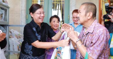 ชลบุรี รวมใจมอบถุงปันสุข 300 ชุดบรรเทาความเดือดร้อนให้ประชาชน