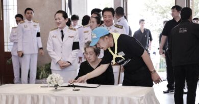 ผู้ว่าฯ ชลบุรี นำทีมจิตอาสาพระราชทาน หลอมรวมใจบริการประชาชน ในพิธีถวายน้ำสรงพระศพเบื้องหน้าพระรูป