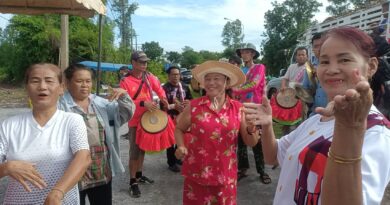 ปราจีนบุรี โค้งสุดท้ายคอหวยเฮ แห่ปู่ดำรอบสระบัว จุดประทัด 10,000 นัดลุ้นเลขเด็ด เลขหางประทัดชัดเป๊ะ!