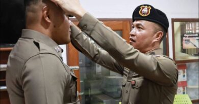 รองจเรตำรวจแห่งชาติ ตรวจ สภ.ป่าตอง สภ.กมลา กำชับขับเคลื่อนมาตรการ ผบ.ตร. เชิงรุก ปราบปรามอาชญากรรมข้ามชาติ นอมินี ยาเสพติด จัดระเบียบรถขนส่งสาธารณะเพื่อสร้างภาพลักษณ์ที่ดีแก่ประเทศ