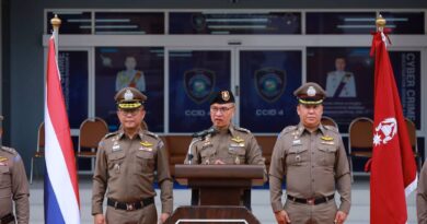 พล.ต.ท.ไตรรงค์ฯ” ตรวจเยี่ยมตำรวจไซเบอร์ บก.สอท.4 ร่วมมอบเงินคืนผู้เสียหายเต็มจำนวน 900,000 บาท หลังถูกมิจฉาชีพแบอ้างเป็นเจ้าหน้าที่รัฐหลอกโอนเงิน – กำชับป้องกันปราบปรามอาชญากรรมออนไลน์เข้มข้น 