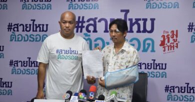 โชเฟอร์รถตู้ย่านคลองหลวง ร้องสายไหมถูกหนุ่มจยย.หัวร้อนซิ่งปาดหน้ากระทืบซ้ำ ไหปลาร้าหัก คิ้วแตกเย็บ 5 เข็ม วอนตำรวจเร่งล่าตัว