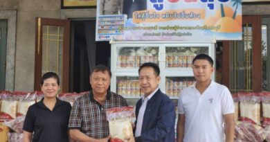 ธารน้ำใจไม่ทิ้งกัน! ผู้ใจบุญร่วมสนับสนุนสิ่งของเติม “ตู้ปันสุข” ชลบุรี ล่าสุดอดีต ส.ส.มานิตย์ พร้อมร.อ.ธนวัฒน์ ภาวสุทธิ์ “ผู้กองเบิ้ล” 