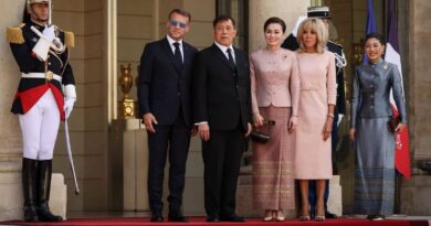  พระบาทสมเด็จพระเจ้าอยู่หัว และสมเด็จพระนางเจ้าฯ พระบรมราชินี เสด็จฯ ไปทรงรับการถวายพระกระยาหารค่ำอย่างเป็นทางการ ณ สาธารณรัฐฝรั่งเศส
