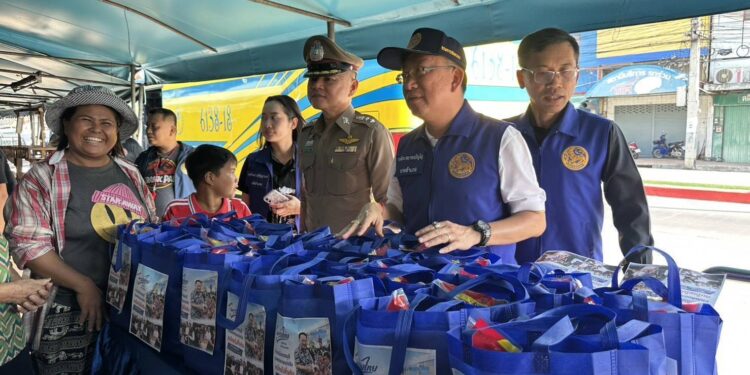 ชลบุรีเดินหน้า “ไทยช่วยไทย” แจกข้าวสาร-ปลากระป๋อง บรรเทาภัยพลังงาน ลดภาระค่าครองชีพประชาชน
