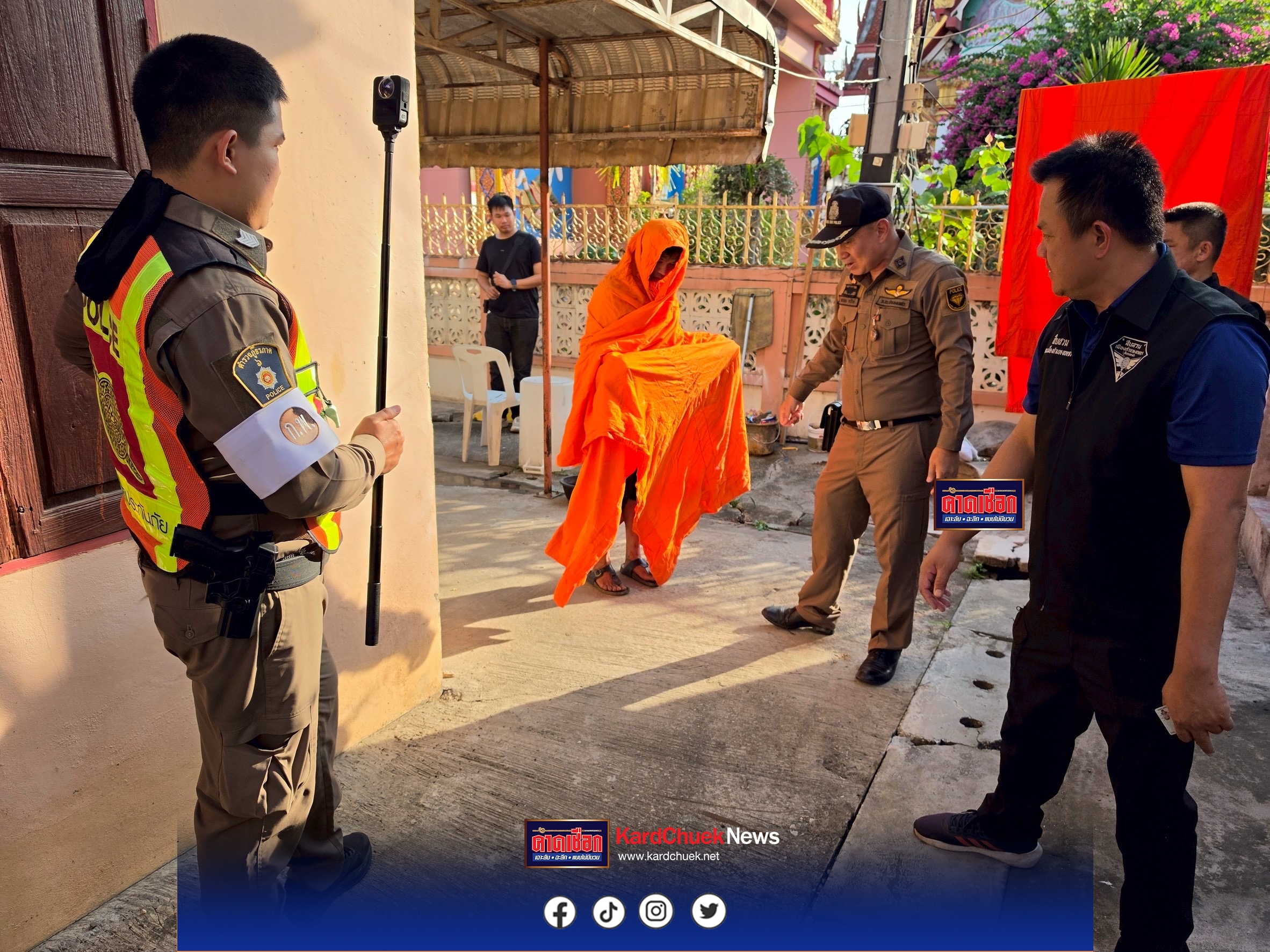 ตร.กำแพงเพชร แกะรอยวงจรปิดจับหนุ่มวัย 35 เอาจีวรคลุมหัวพรางตัว ยกตู้บริจาควัดบาง ทุบฉกเงิน 700 บาท อ้างไม่มีเงินซื้อข้าวกิน