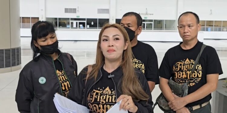 กลุ่มตัวแทนชาวบ้าน “หมู่บ้านออมทอง” บุกร้องอัยการสูงสุด ขอความเป็นธรรมล่วงหน้า หลังคู่กรณีเมินกลไกตรวจสอบรัฐ เร่งส่งหนังสือขับไล่ 39 หลังคาเรือน
