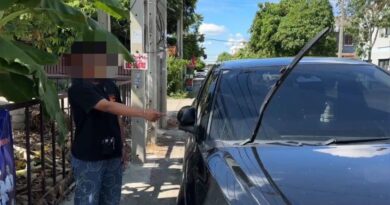 นนทบุรี วงจรปิด ผวาเจ้าถิ่น สาวทอมจอดรถนอกบ้านผิดที่ ถูกเพื่อนบ้านกร่าง หักกระจก-ที่ปัดน้ำฝน เขียนโน้ตขู่