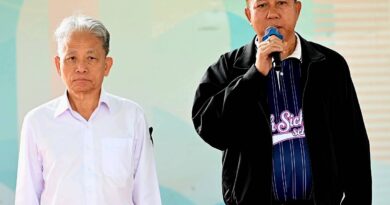 อดีตผู้ว่าฯ ชลบุรี ร่วมส่งมอบเวทีมวยพร้อมอุปกรณ์ และห้องดนตรี–นาฏศิลป์ ให้โรงเรียนเกาะสีชัง ส่งเสริมเยาวชนพัฒนาศักยภาพรอบด้าน