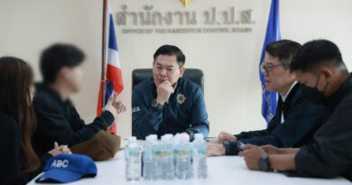 ป.ป.ส. แถลงความคืบหน้าคดีแอร์โฮสเตสขนยาเสพติด ยืนยันไรเดอร์ที่เข้าพบเป็น “คนละคน” เร่งล่าตัวบงการบัญชีอวตาร “โรส” 