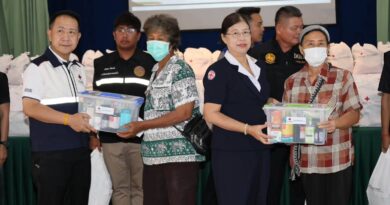 ผู้ว่าฯ นริศ ชลบุรี” พร้อมนายกเหล่ากาชาดจังหวัดชลบุรี ลงพื้นที่มอบถุงยังชีพและอุปกรณ์ช่วยเหลือ บรรเทาความเดือดร้อนให้ประชาชนผู้ยากไร้ ผู้สูงอายุ และผู้พิการในอำเภอบ้านบึง
