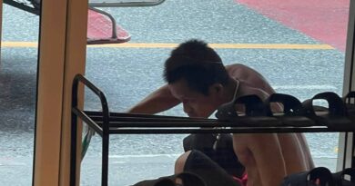 นนทบุรี คลิป ชาวปากเกร็ดผวา “ตัวตึงปากเกร็ด” เร่ร่อน ลักรองเท้าหน้าคลินิก-ทำท่ารำมวยข่มขู่ ชาวบ้านหวั่นไม่ปลอดภัย วอนหน่วยงานเร่งจัดการ