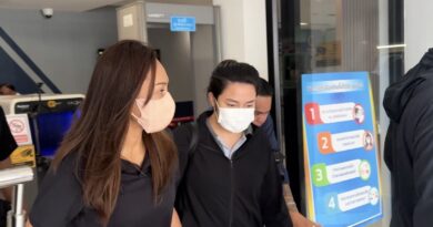 ตำรวจคุมตัว นางสาวศตพร 1 ใน 3 ผู้ต้องหาคดีทุจริตการสอบบรรจุข้าราชการองค์กรปกครองส่วนท้องถิ่น ฝากขังต่อศาล หลังให้การปฏิเสธทุกข้อกล่าวหา 